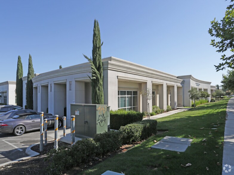 7025 N Maple Ave, Fresno, CA à louer - Photo du bâtiment - Image 2 de 4