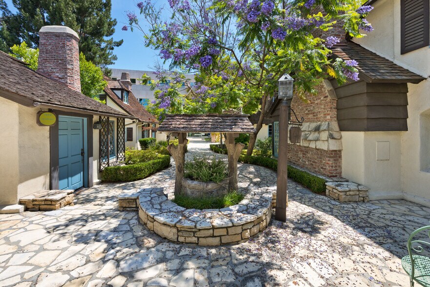 10669-10685 Santa Monica Blvd, Los Angeles, CA à louer - Photo du bâtiment - Image 3 de 6