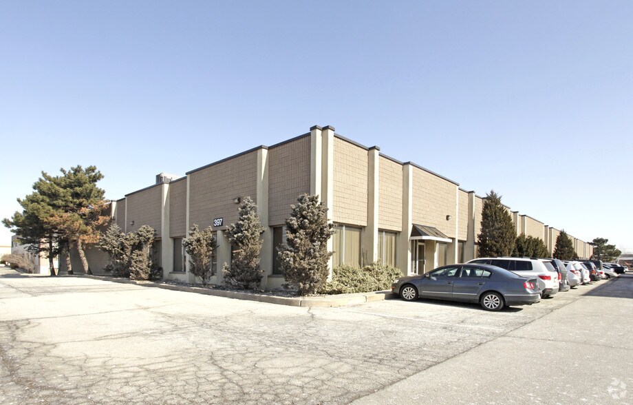 397 Humberline Dr, Toronto, ON à vendre - Photo principale - Image 1 de 2