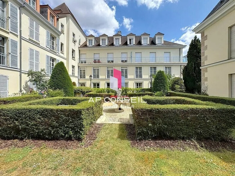 Office in Saint-Germain-en-Laye for lease - Building Photo - Image 3 of 11