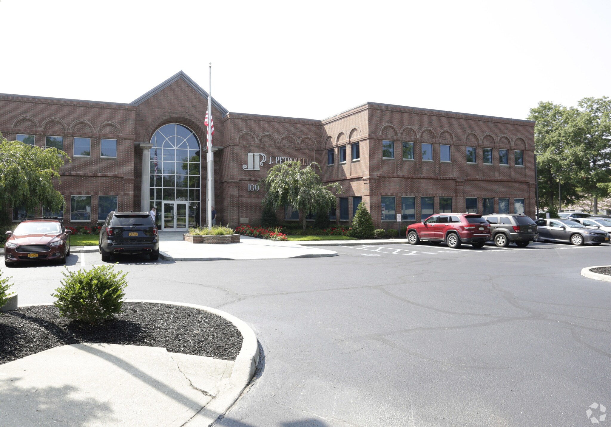 100 Comac St, Ronkonkoma, NY à louer Photo principale- Image 1 de 8