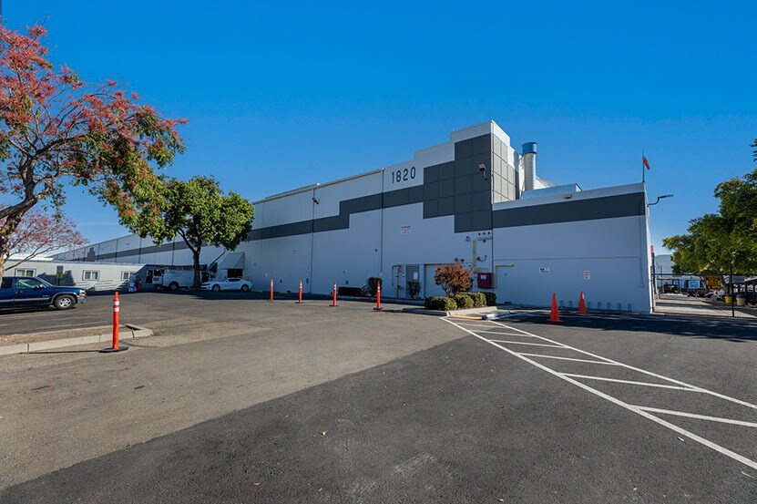 1820 N MacArthur Dr, Tracy, CA à louer - Photo du bâtiment - Image 2 de 8