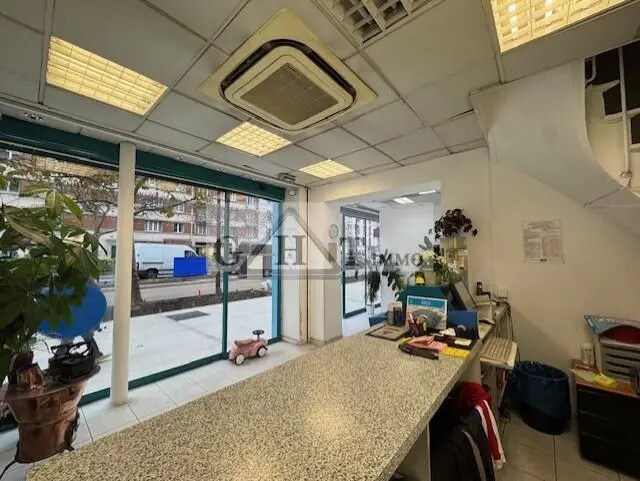 Retail in Vincennes for lease Interior Photo- Image 1 of 3