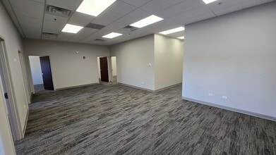 400-440 Airport Rd, Elgin, IL for lease Interior Photo- Image 2 of 8