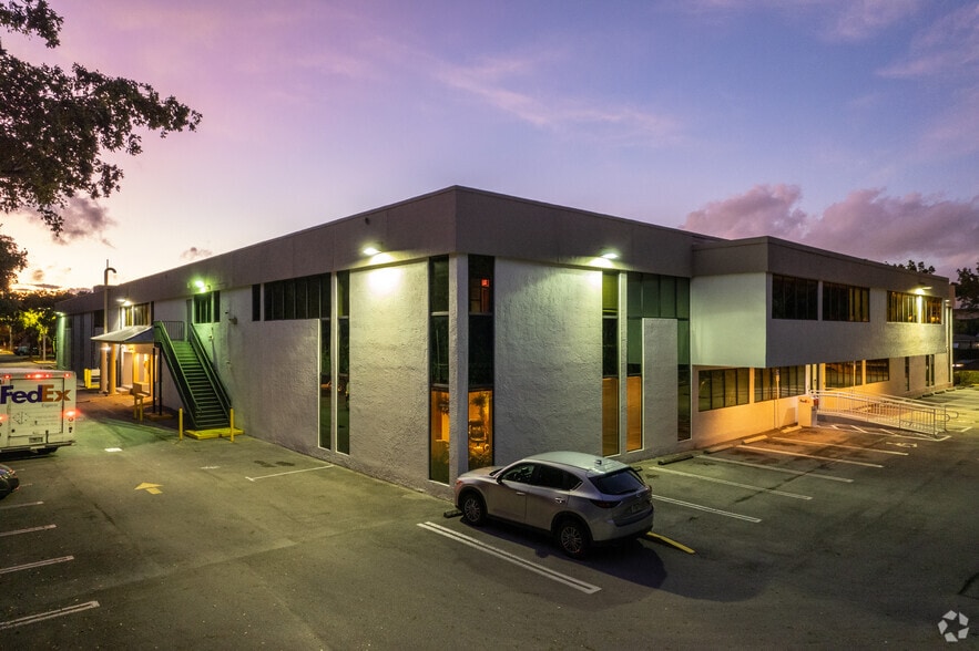 2000 S Dixie Hwy, Miami, FL à louer - Photo du bâtiment - Image 3 de 8