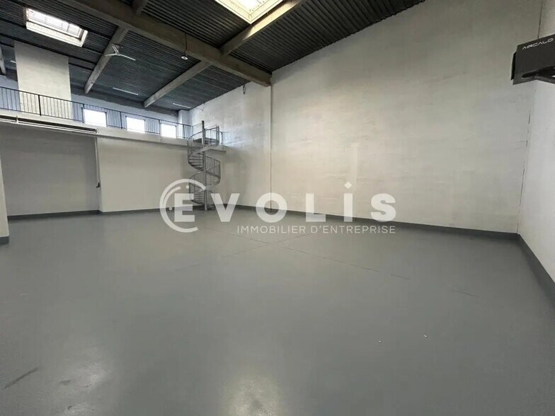 Flex in Lisses for lease - Interior Photo - Image 3 of 11