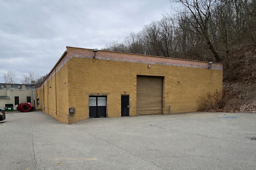 1371 Saw Mill Run Blvd, Pittsburgh, PA for lease - Building Photo - Image 2 of 22