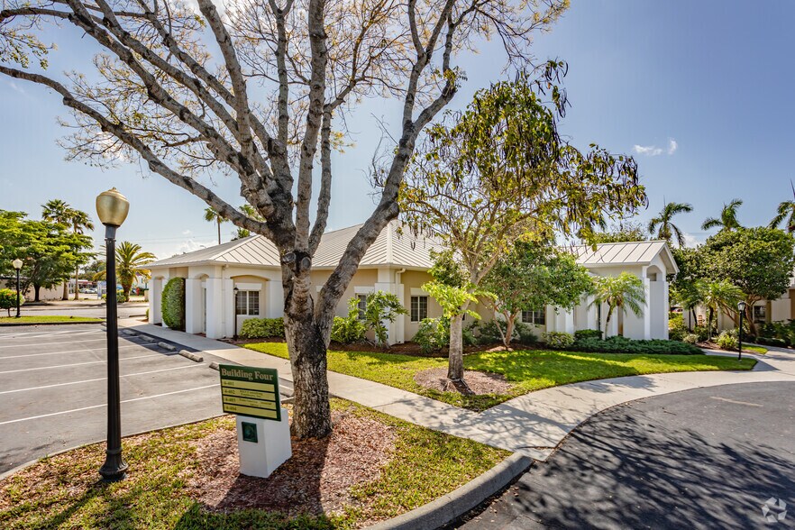 12651 Mcgregor Blvd, Fort Myers, FL à louer - Photo du bâtiment - Image 2 de 4