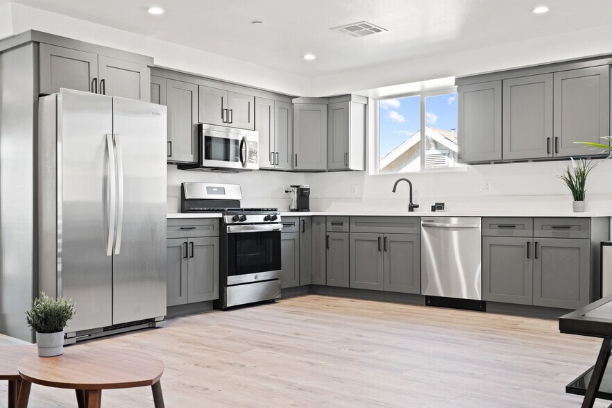 310 S Breed St, Los Angeles, CA à vendre - Photo du bâtiment - Image 3 de 33