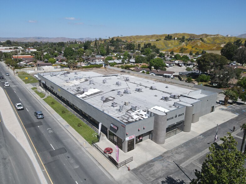 4000 E Florida Ave, Hemet, CA à louer - Photo du bâtiment - Image 3 de 11