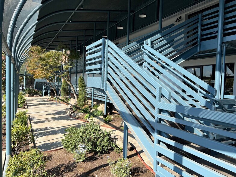 907-911 Santa Fe Ave, Fresno, CA à louer - Photo du bâtiment - Image 3 de 4