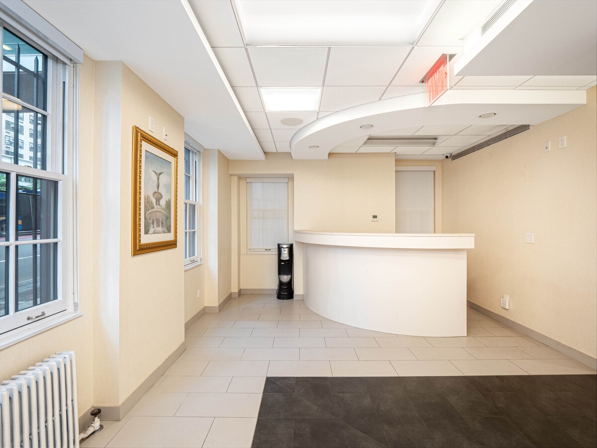 901-903 Lexington Ave, New York, NY 10065 - Unité Ground - - Photo intérieure - Image 2 of 9