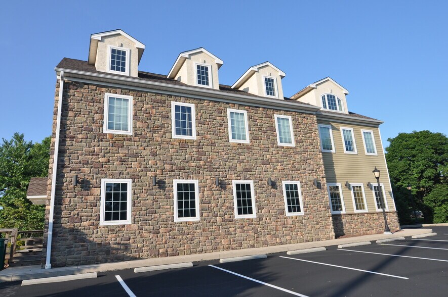 179 N Main St, Dublin, PA à louer - Photo du bâtiment - Image 3 de 19