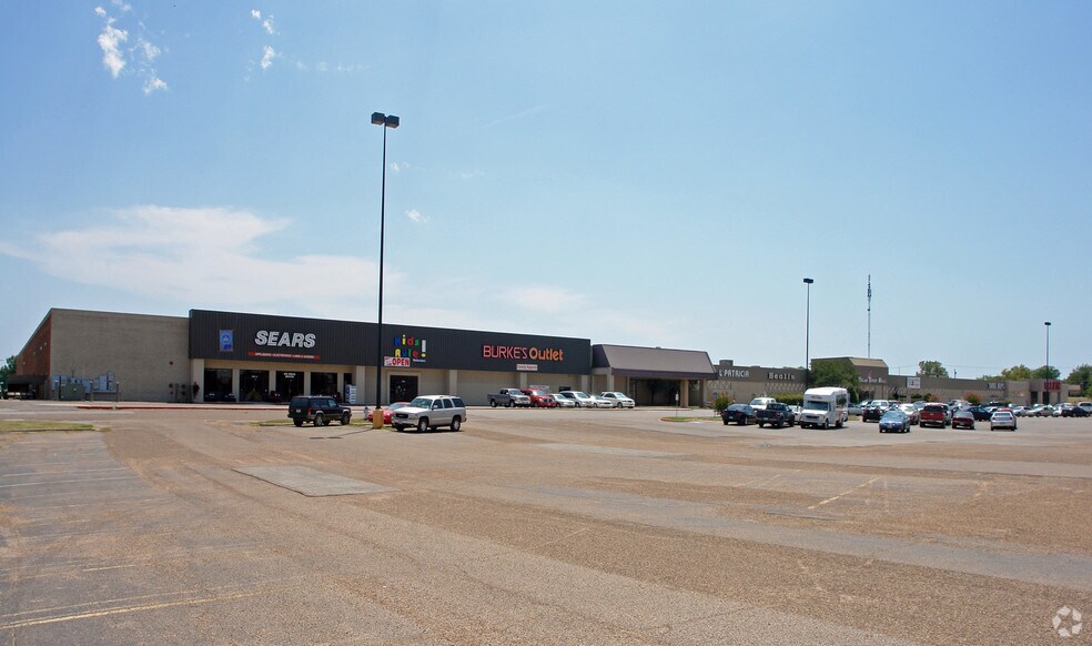 1663 W Henderson St, Cleburne, TX à louer - Photo du bâtiment - Image 2 de 6