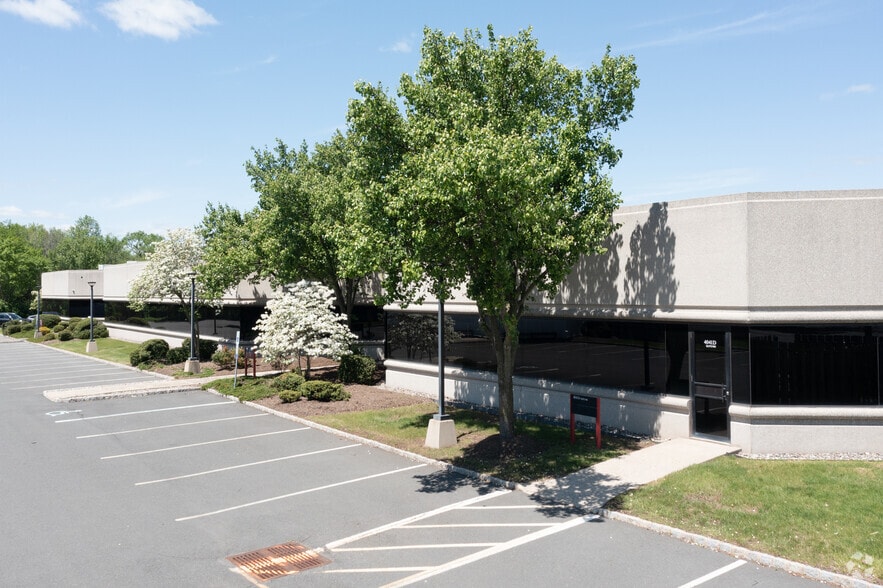 4041 Hadley Rd, South Plainfield, NJ à louer - Photo du bâtiment - Image 1 de 7
