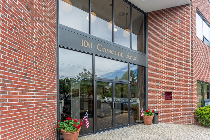100 Crescent Rd, Needham, MA à louer - Photo du bâtiment - Image 3 de 9