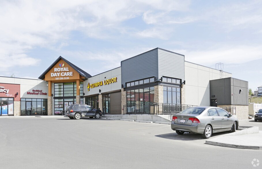 500 Royal Oak Dr NW, Calgary, AB à vendre - Photo du bâtiment - Image 2 de 10