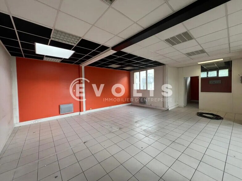 Office in Bondy for lease - Interior Photo - Image 2 of 11