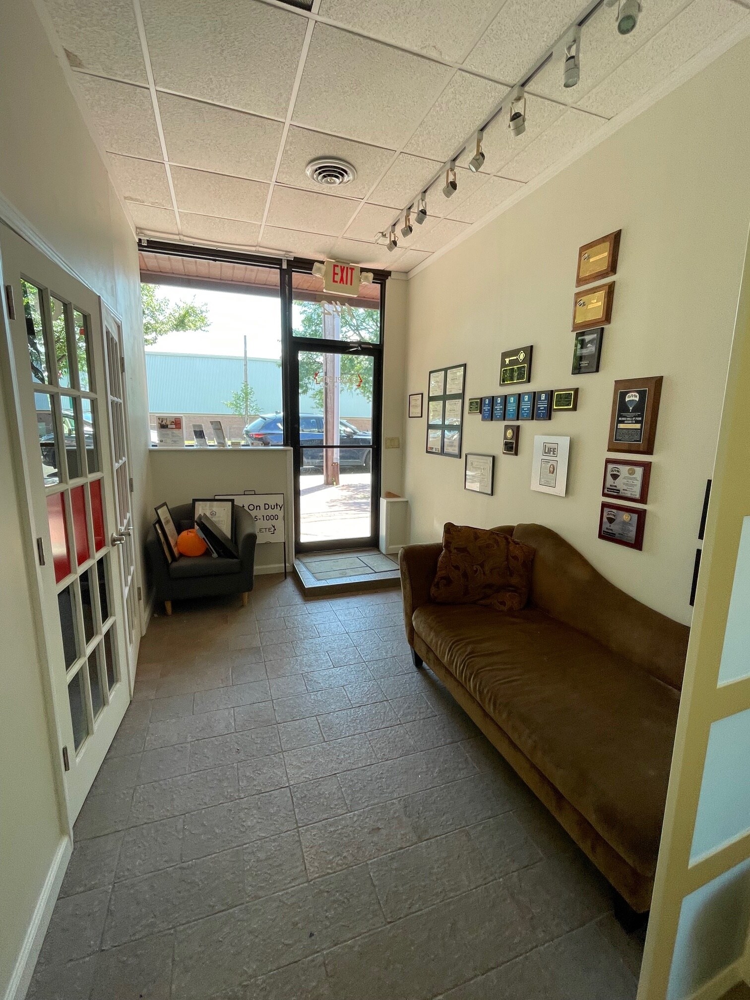 142 Market Sq, Newington, CT à vendre Photo intérieure- Image 1 de 1