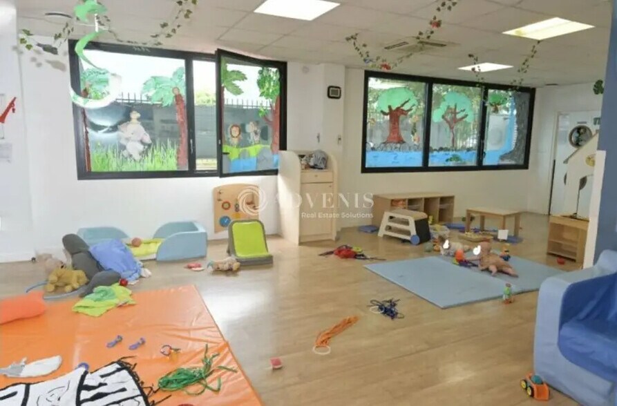 Retail in Vaulx-en-Velin for lease - Building Photo - Image 1 of 12