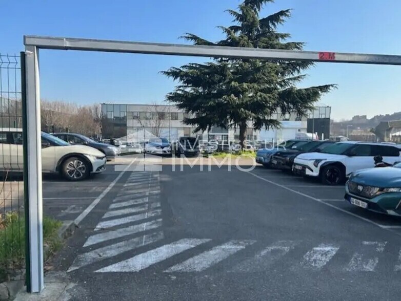 Flex dans Nanterre à louer - Photo du bâtiment - Image 3 de 6