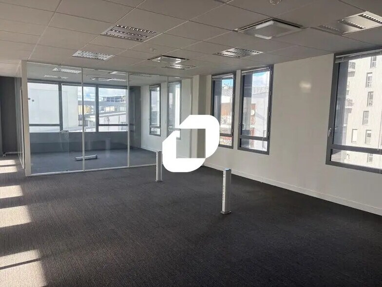 Office in Bordeaux for lease - Building Photo - Image 3 of 13