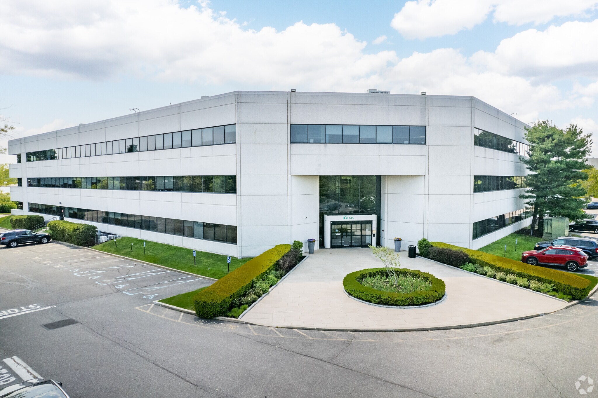 145 Pinelawn Rd, Melville, NY à louer Photo du bâtiment- Image 1 de 31