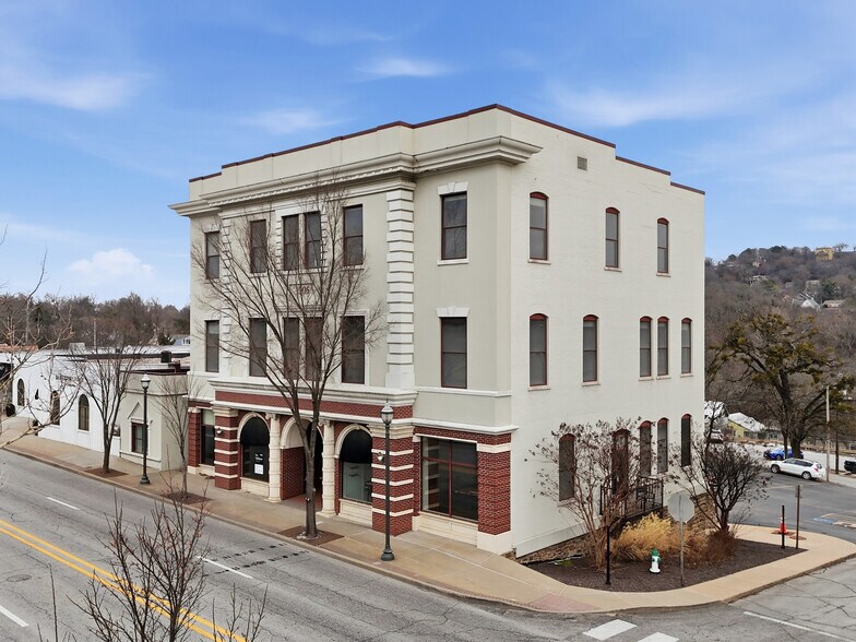 2 N College Ave, Fayetteville, AR à louer - Photo du bâtiment - Image 2 de 18
