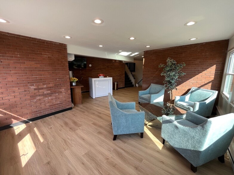 357 E Center St, Manchester, CT for lease - Building Photo - Image 3 of 11