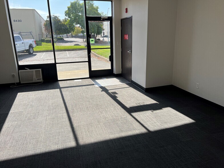 8425 Rovana Cir, Sacramento, CA for lease - Building Photo - Image 3 of 9