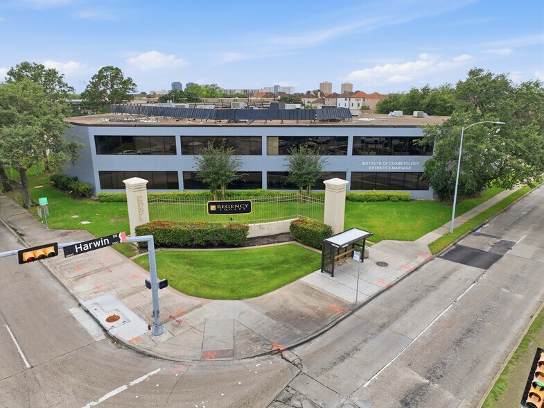 7011 Harwin Dr, Houston, TX à louer - Photo du bâtiment - Image 3 de 17