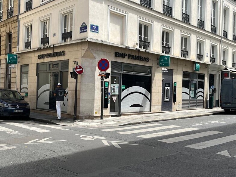 39 Rue De Bourgogne, Paris à louer - Photo du bâtiment - Image 1 de 12
