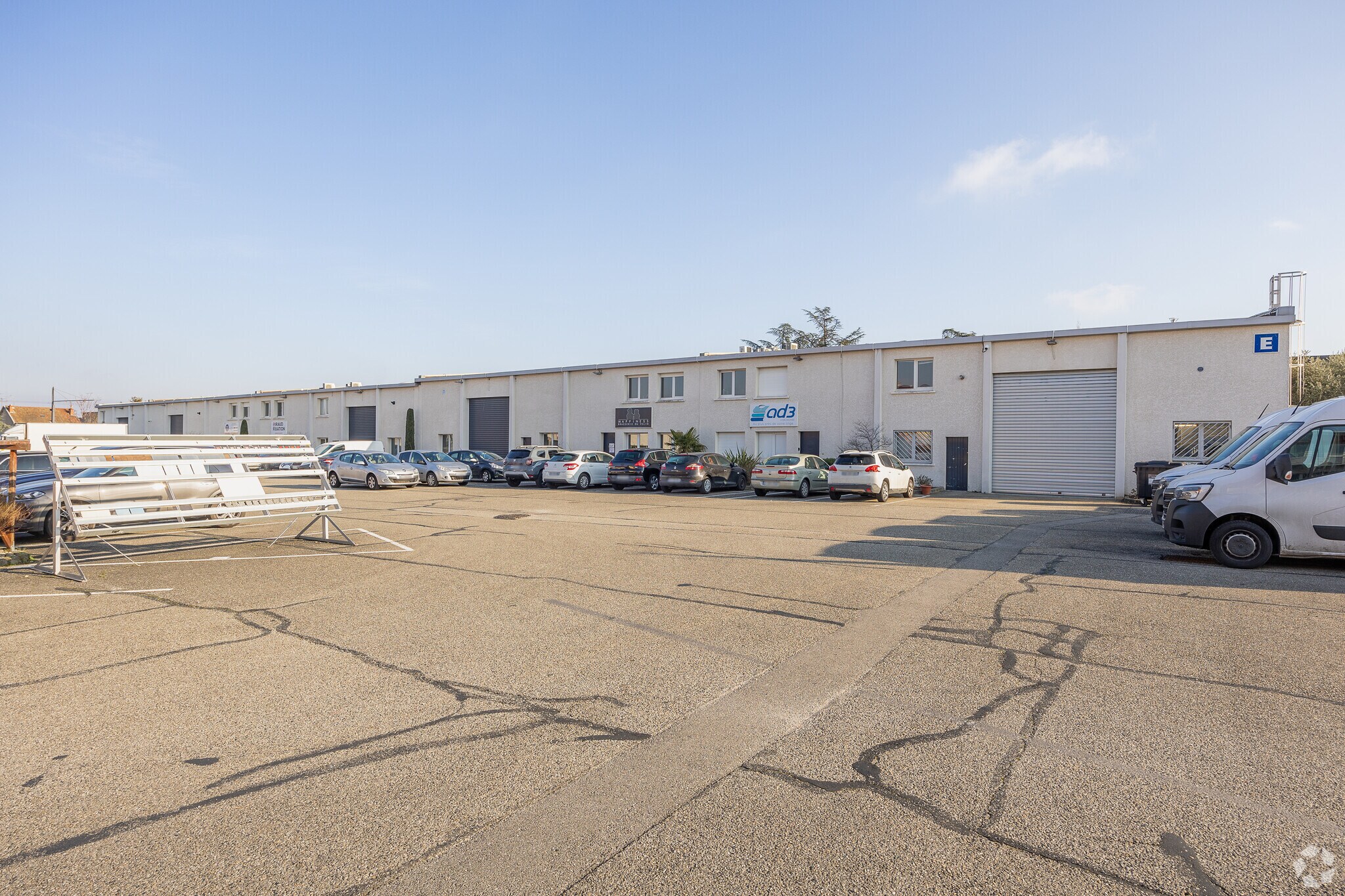 Flex in Decines-Charpieu for lease Primary Photo- Image 1 of 3