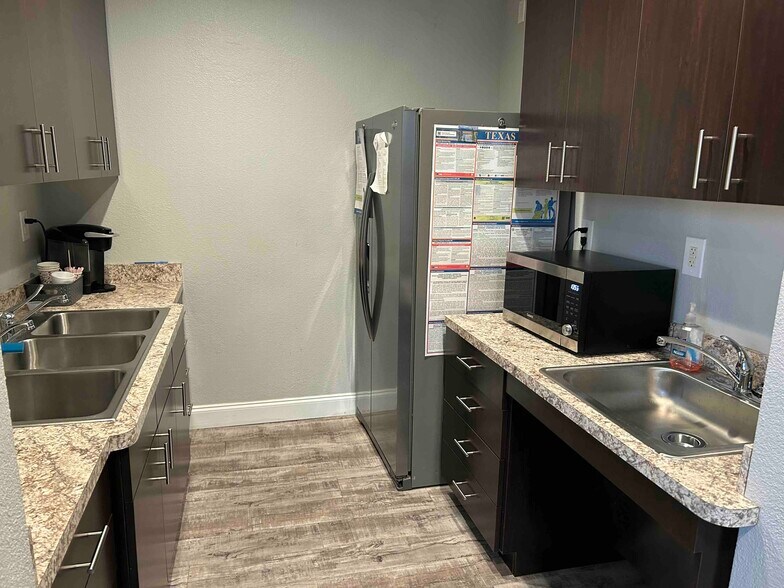 7148 Trail Lake Dr, Fort Worth, TX à vendre - Photo du bâtiment - Image 3 de 23