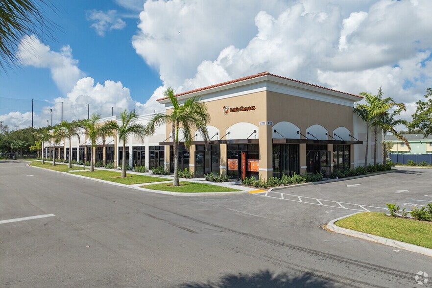 5335 N Military Trl, West Palm Beach, FL à louer - Photo du bâtiment - Image 1 de 23