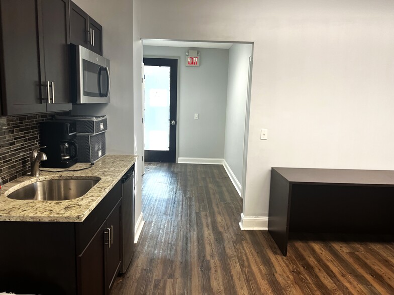 175 Veterans Blvd, Massapequa, NY à louer - Photo du bâtiment - Image 3 de 6