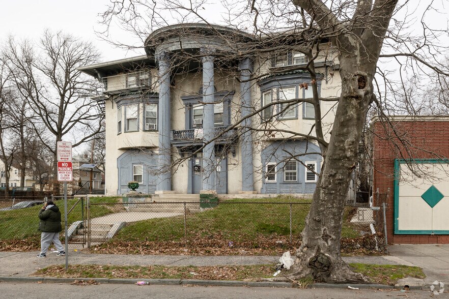 677 Clinton Ave, Newark, NJ à vendre - Photo du bâtiment - Image 3 de 5