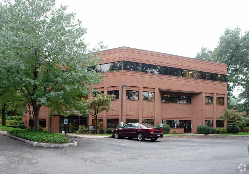 220 Linden Oaks Dr, Rochester, NY à louer - Photo du bâtiment - Image 2 de 5
