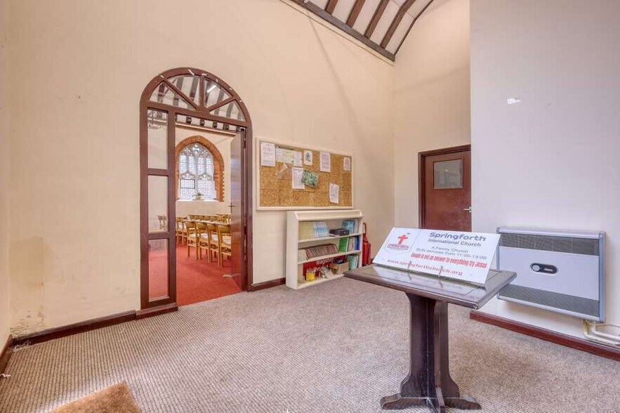 90 London Rd, Bagshot à vendre - Photo du bâtiment - Image 1 de 6