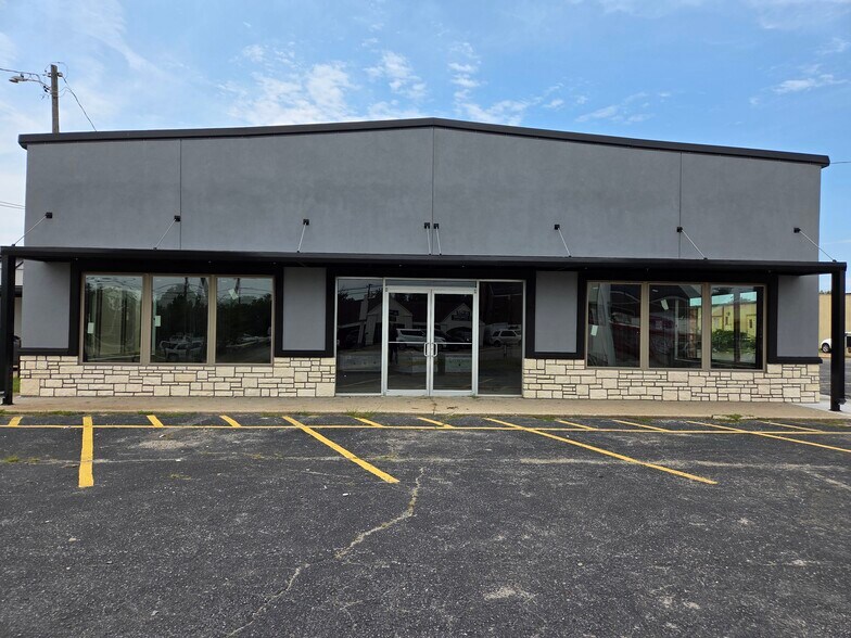 5015 N Meridian Ave, Warr Acres, OK for lease - Building Photo - Image 1 of 2