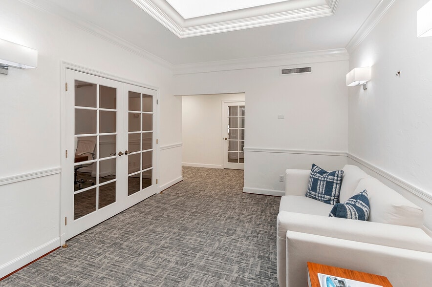 214 Brazilian Ave, Palm Beach, FL for lease - Interior Photo - Image 3 of 11