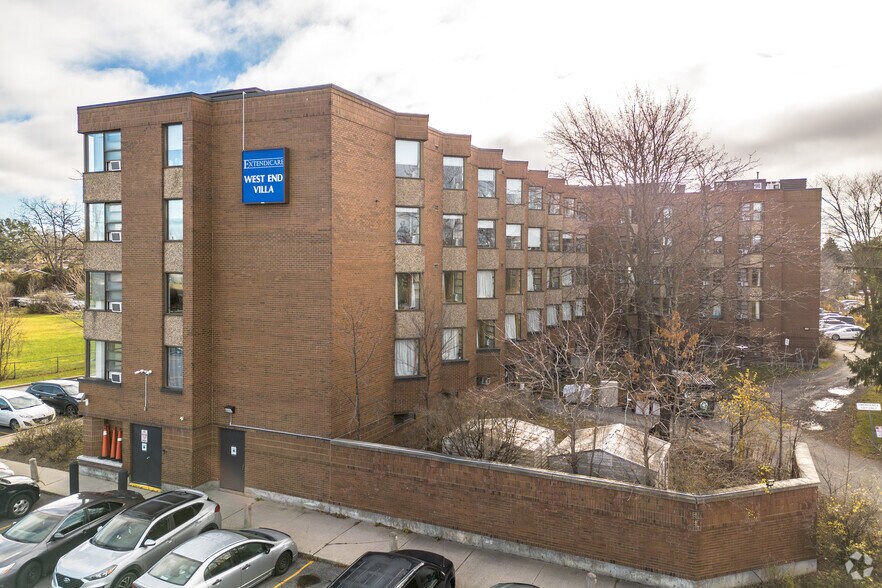 2179 Elmira Dr, Ottawa, ON à vendre - Photo du bâtiment - Image 2 de 3