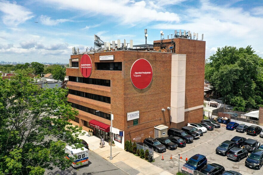163-03 Horace Harding Expy, Fresh Mdws, Fresh Meadows, NY à louer - Photo du bâtiment - Image 2 de 13