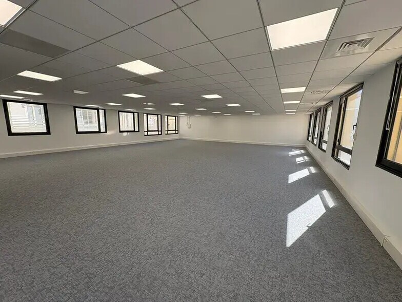 Office in Marseille for lease - Interior Photo - Image 2 of 5