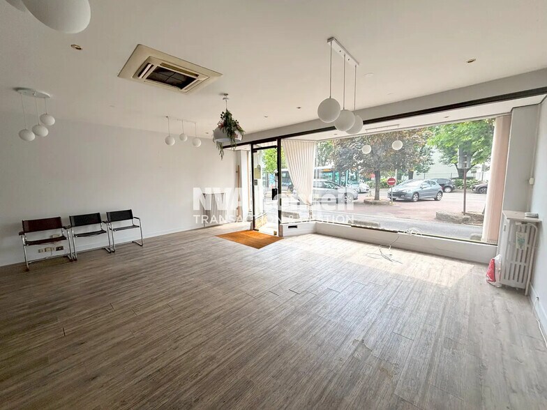 Commerce de détail dans Le Plessis-Bouchard à louer - Photo intérieure - Image 1 de 7