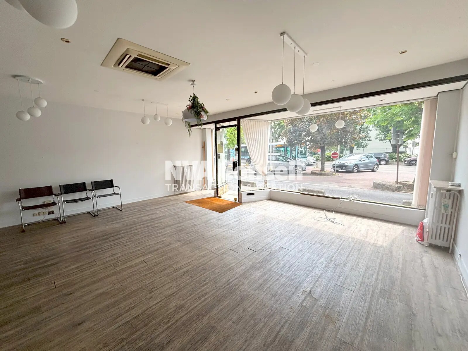 Retail in Le Plessis-Bouchard for lease Interior Photo- Image 1 of 8