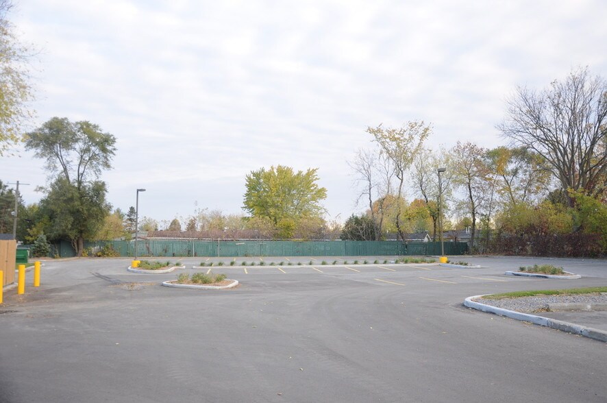 2015 Robertson Rd, Ottawa, ON à vendre - Photo du bâtiment - Image 1 de 1