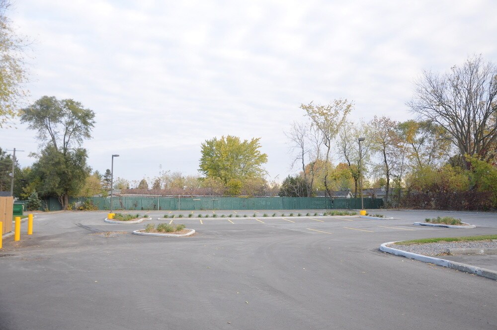 2015 Robertson Rd, Ottawa, ON à vendre Photo du bâtiment- Image 1 de 1