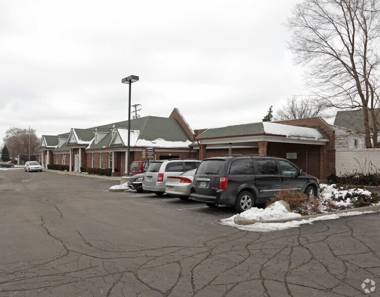 27332 Woodward Ave, Royal Oak, MI à louer - Photo du bâtiment - Image 2 de 17