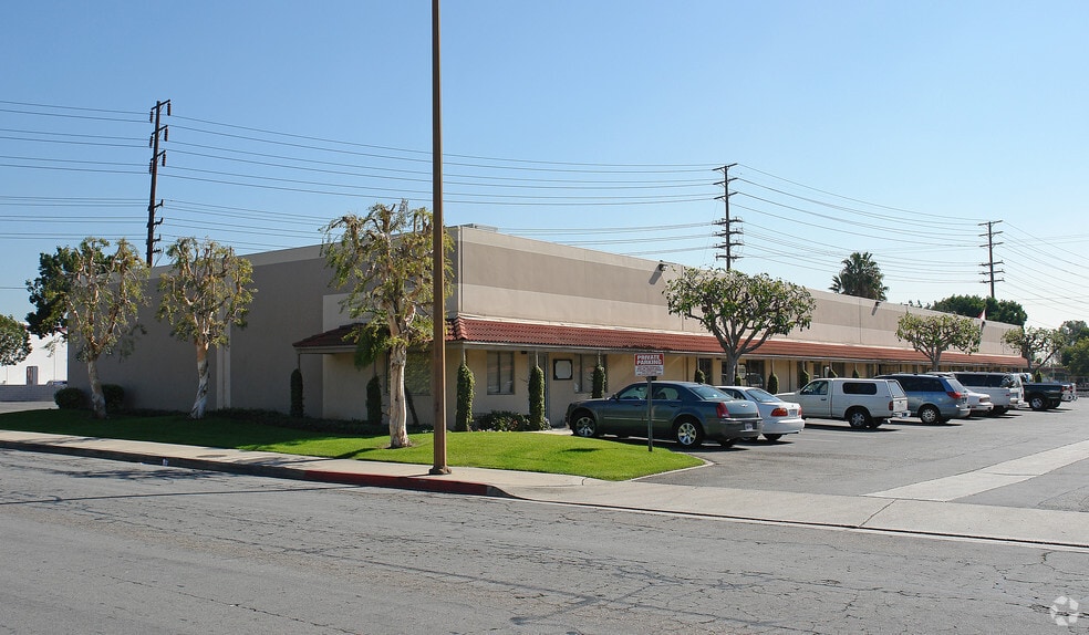 2584 E Fender Ave, Fullerton, CA à louer - Photo du bâtiment - Image 2 de 6